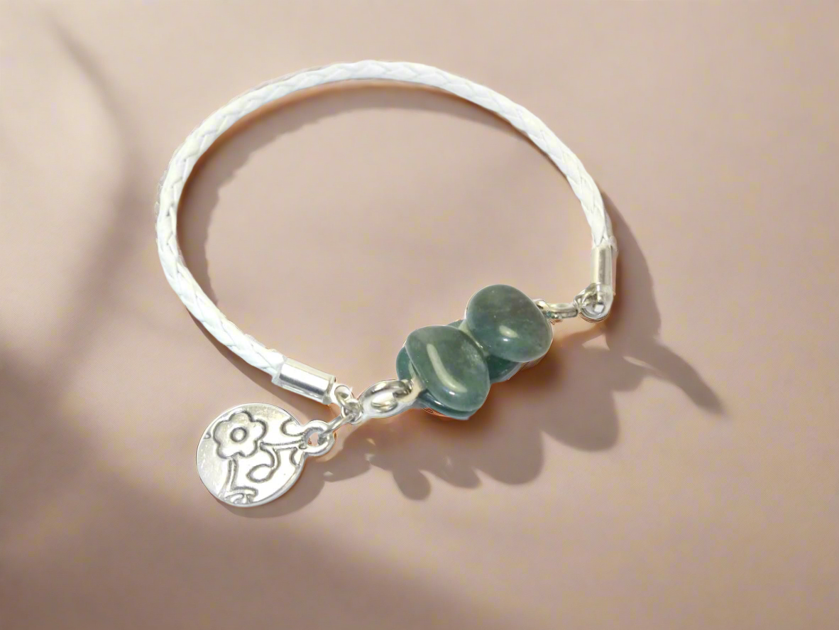 pulsera de jade verde y cuero blanco. Raquel Jiménez Artesanía