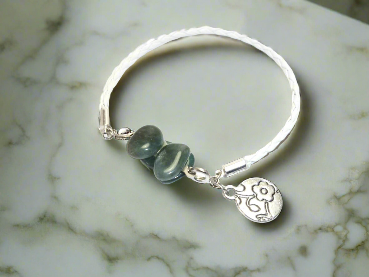 pulsera de jade verde y cuero blanco. Raquel Jiménez Artesanía