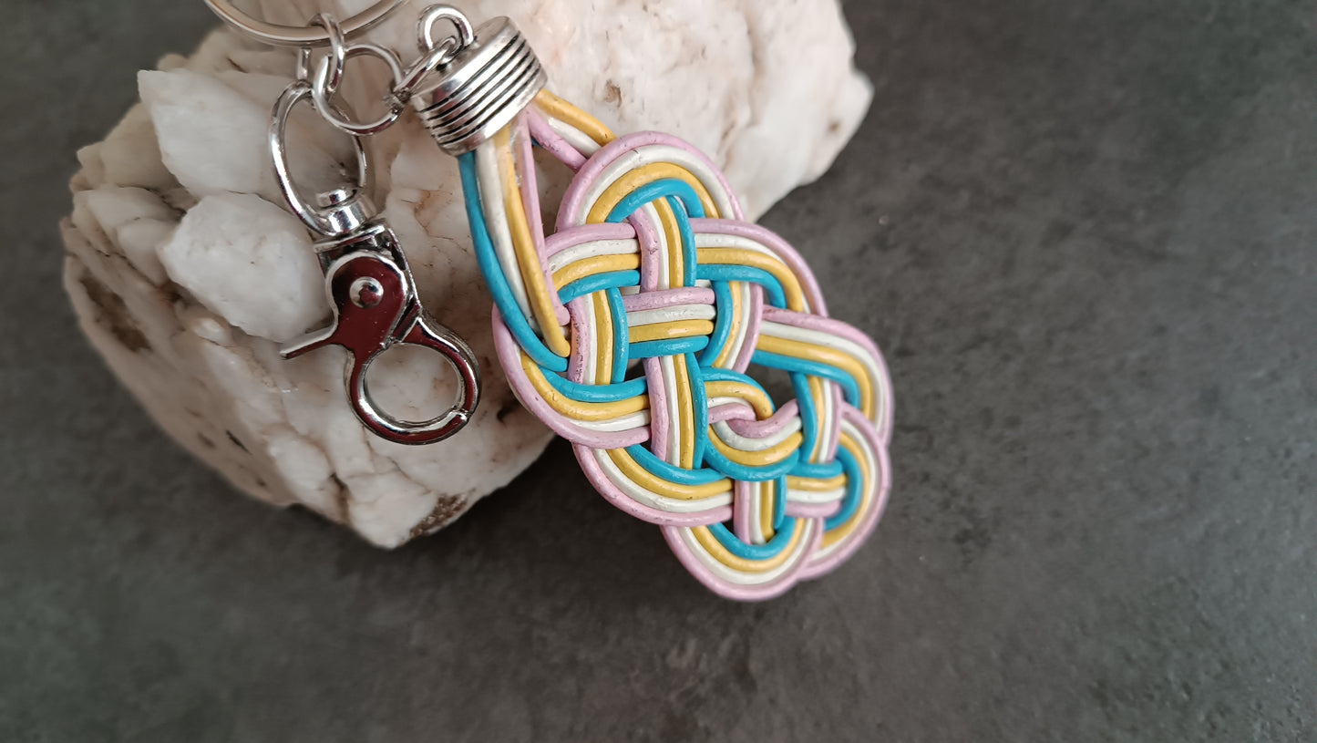 Porte-clés et bijou de sac en cuir tressé avec nœud infini