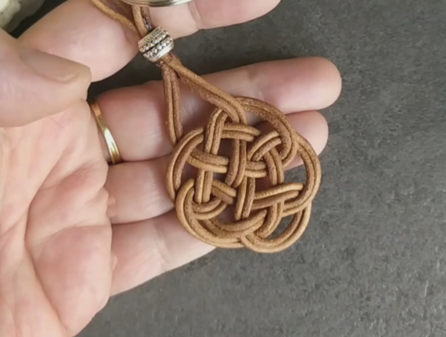 llavero nudo celta del amor eterno en cuero crudo. Raquel Jiménez Artesanía