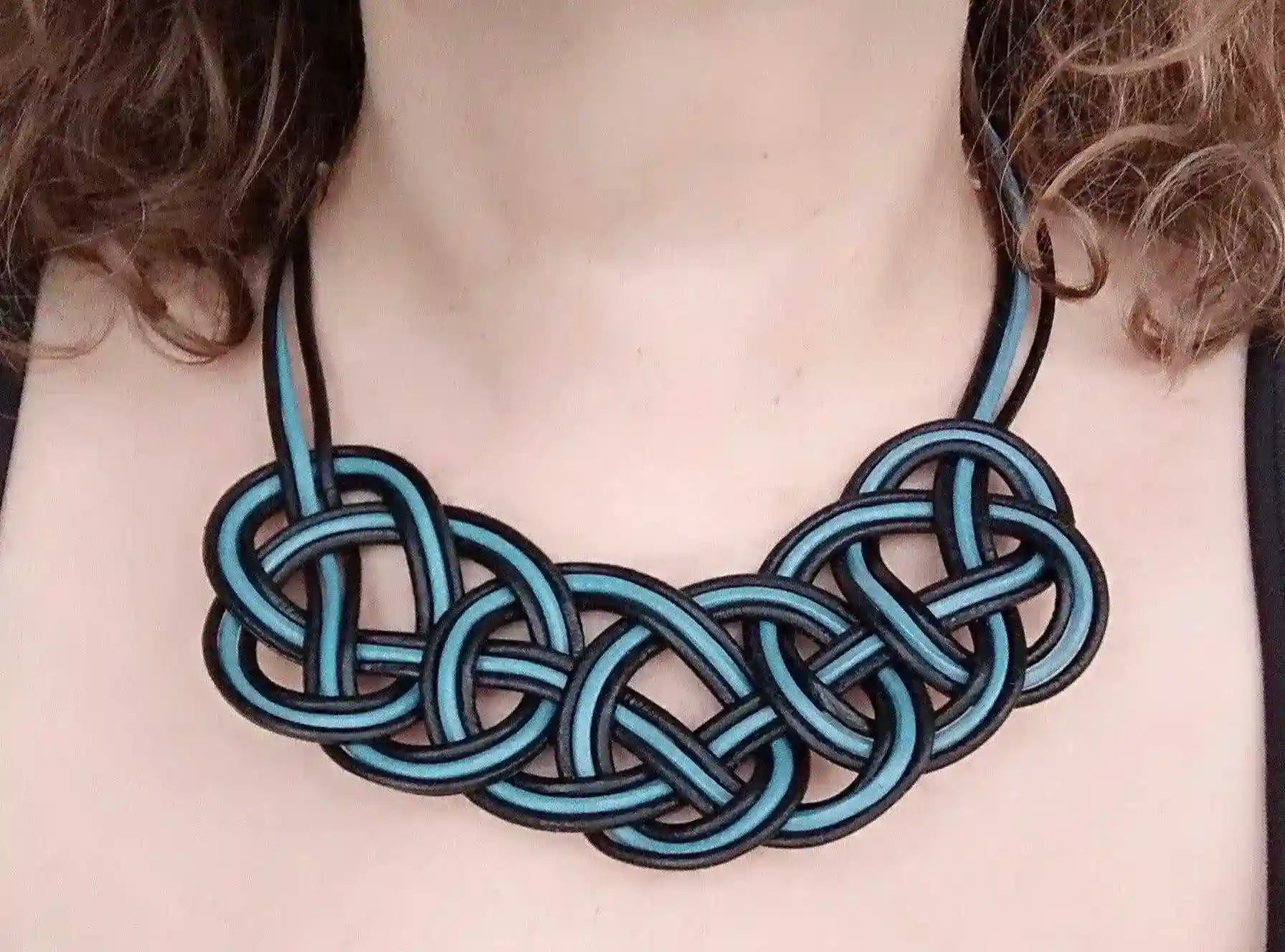 collar nudo marinero de cuero azul y negro . Raquel Jiménez Lastras