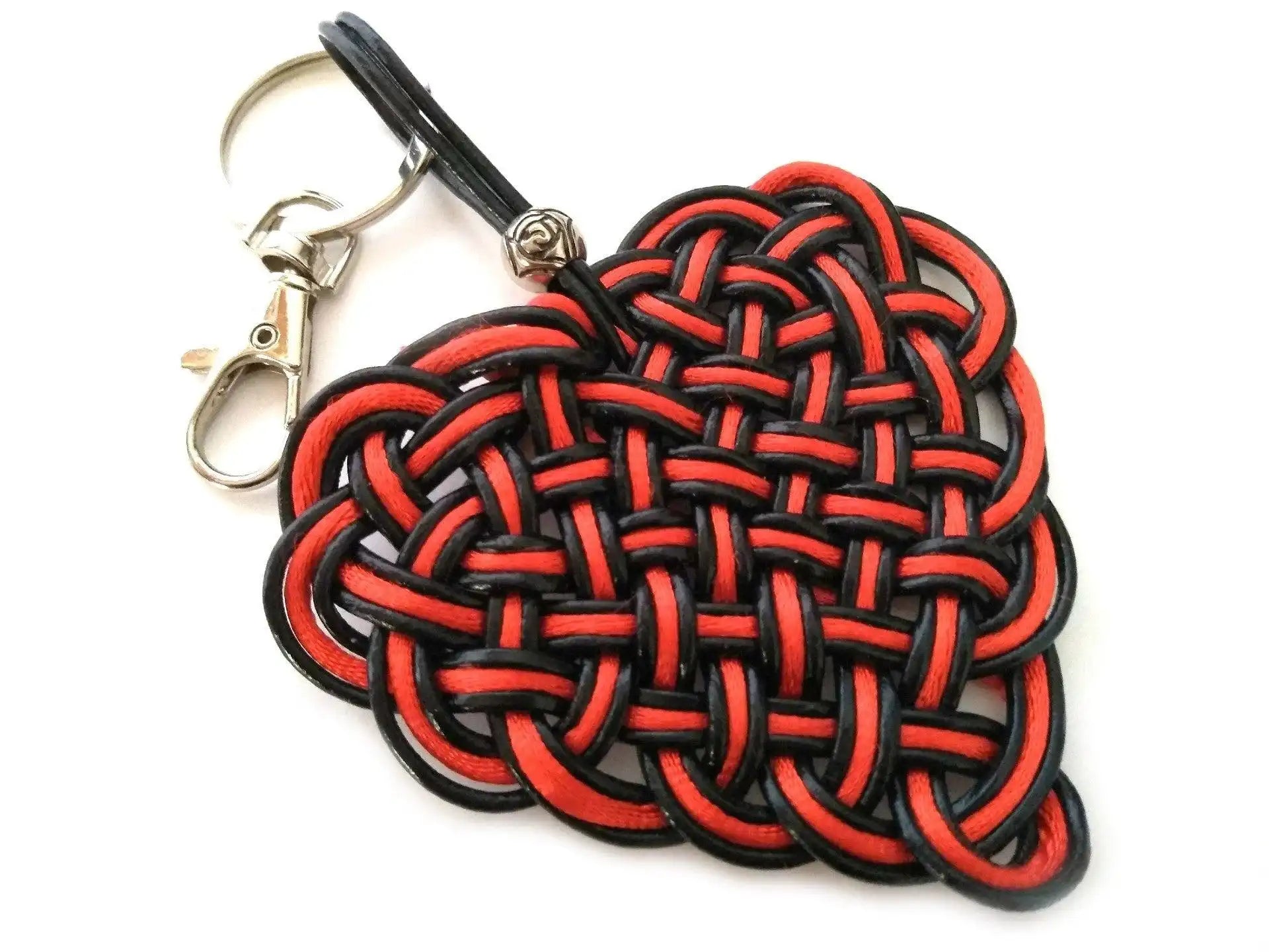 llavero nudo trenzado en forma de corazón. Raquel Jimenez Artesanía