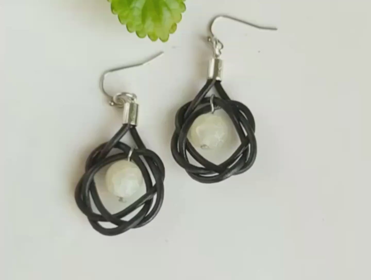 Pendientes de agata blanca y cuero circulo de la vida. Raquel Jiménez Artasenía