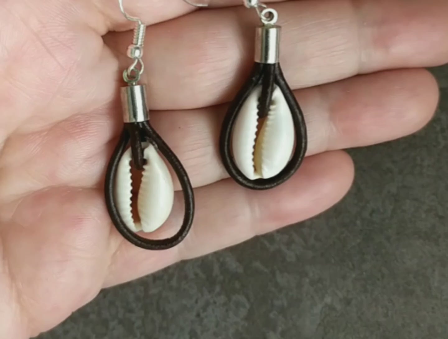 pendientes con caracolas  marinas y cuero. Raquel  Jiménez Artesanía