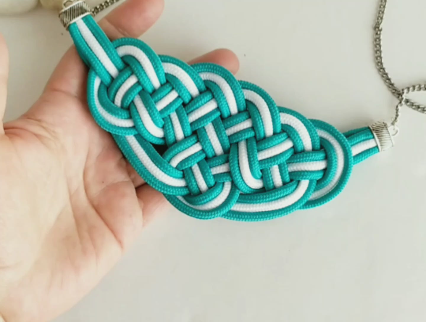 kit, materiales y tutorial para hacer collar de macrame. Raquel Jiménez Artesanía