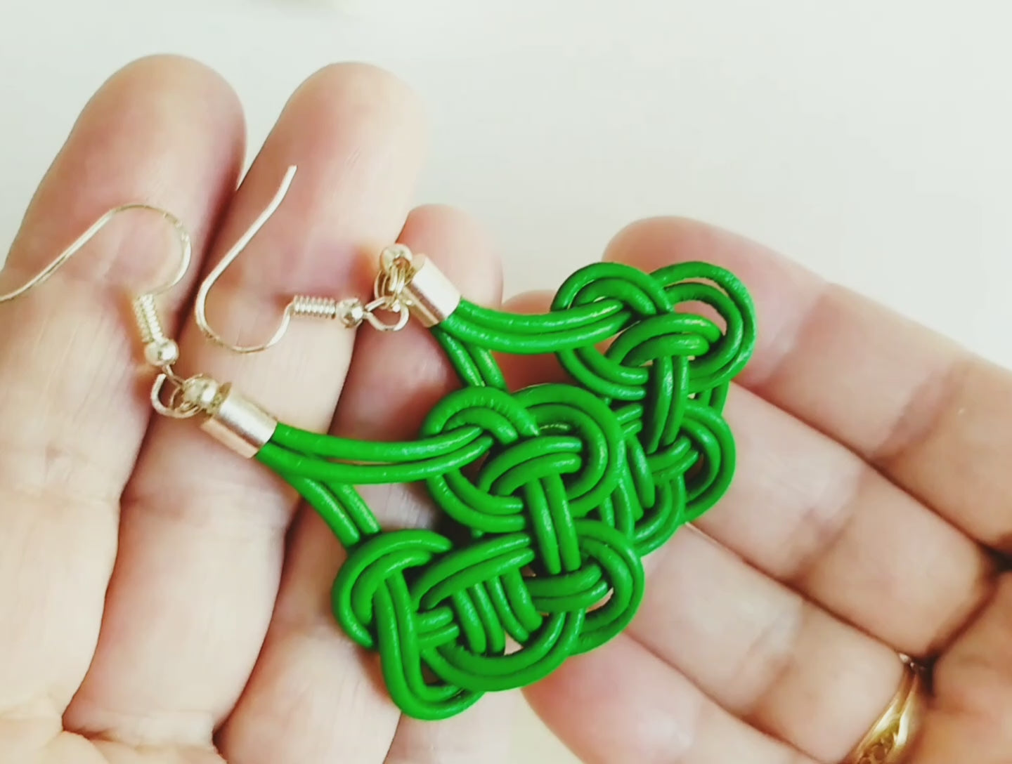 Pendientes nudo marinero en cuero. Raquel Jiménez Artesanía