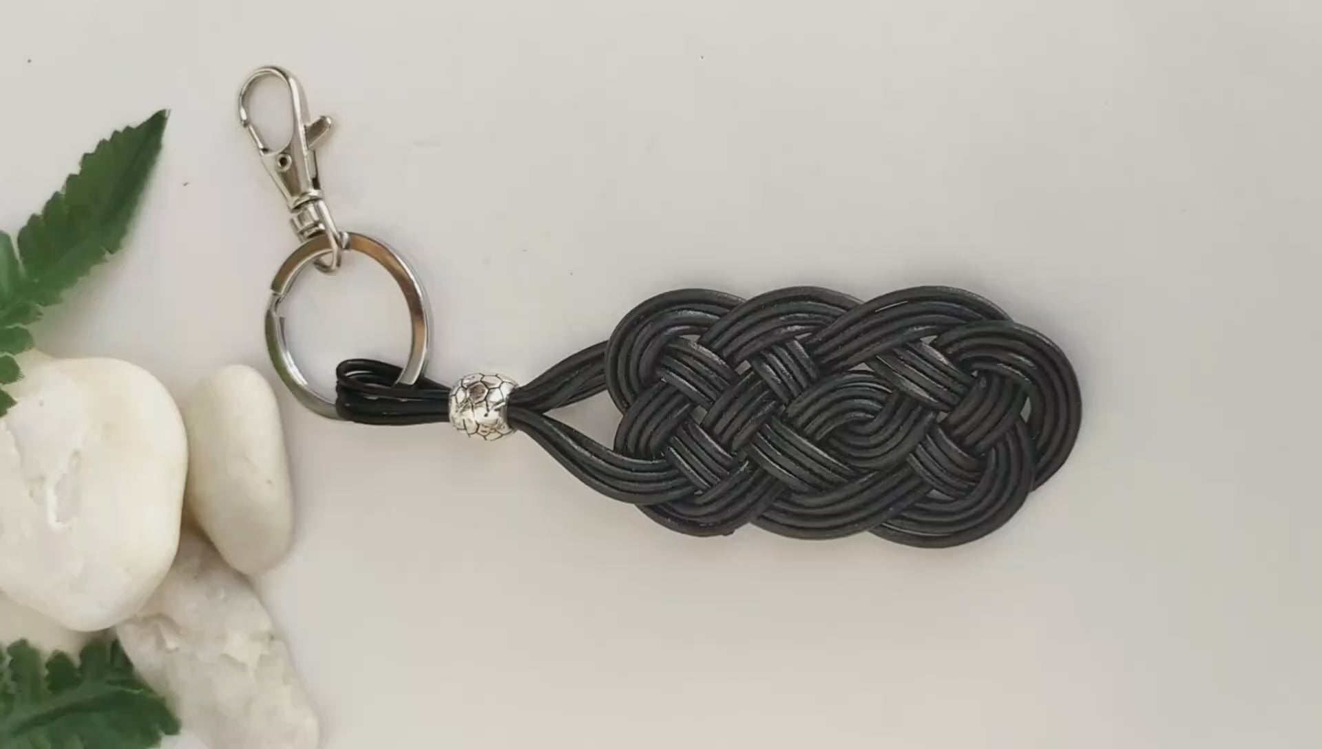 llavero de cuero trenzado. Raquel Jiménez Artesanía