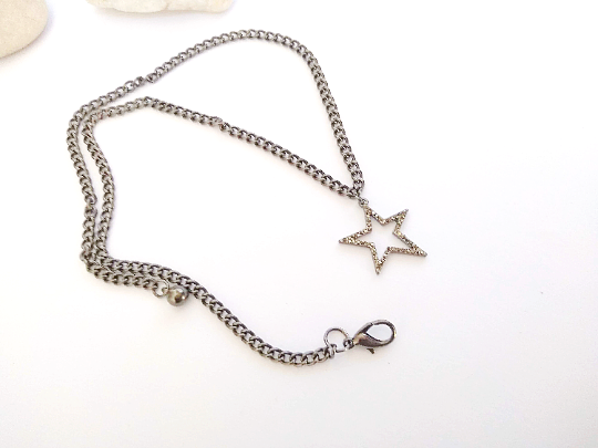 gargantilla con pequeña estrella asimétrica color grafito