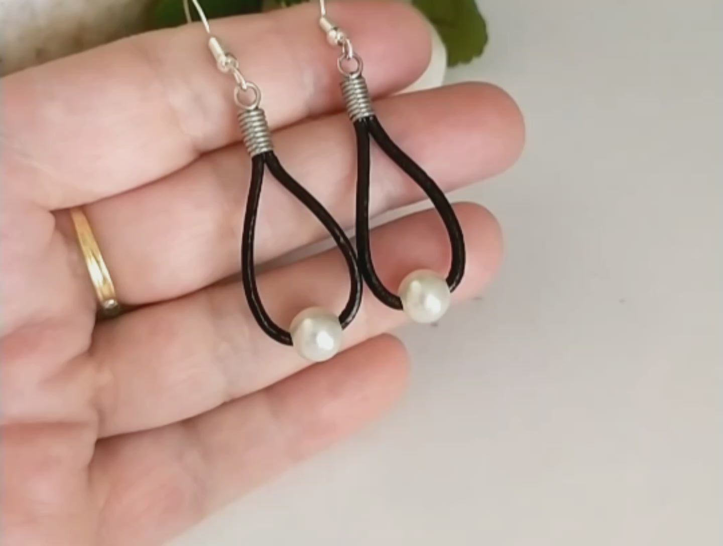 Pendientes de cuero con perla. Raquel Jiménez Artesanía