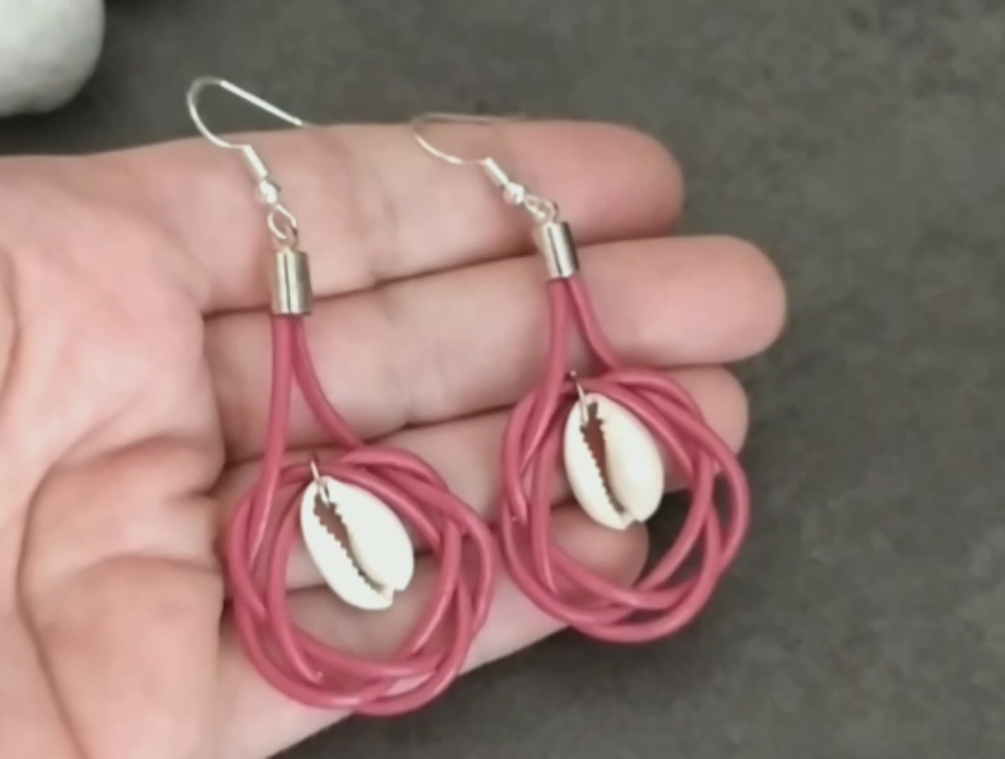 Pendientes de cuero y caracolas cowrie. Raquel Jimenez Artesanía