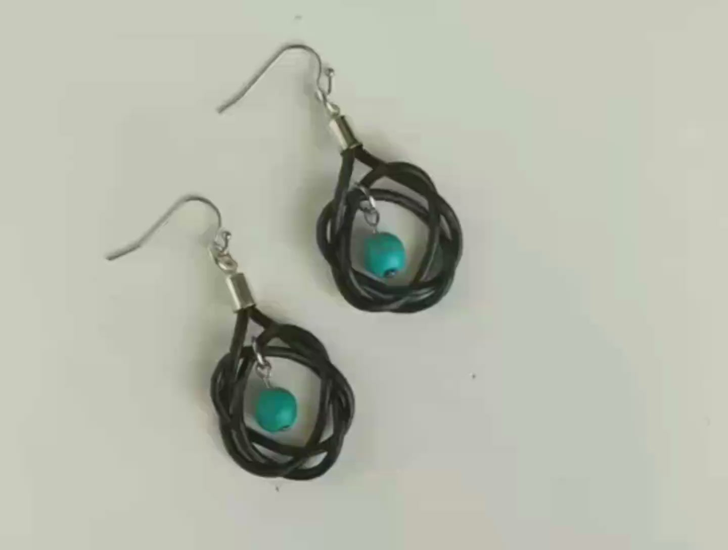 Pendientes de cuero con nudo circulo de la vida y turquesa. Raquel Jiménez Artesanía