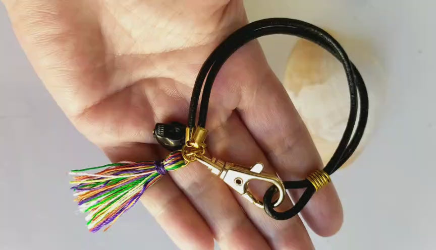 pulsera de cuero con calavera