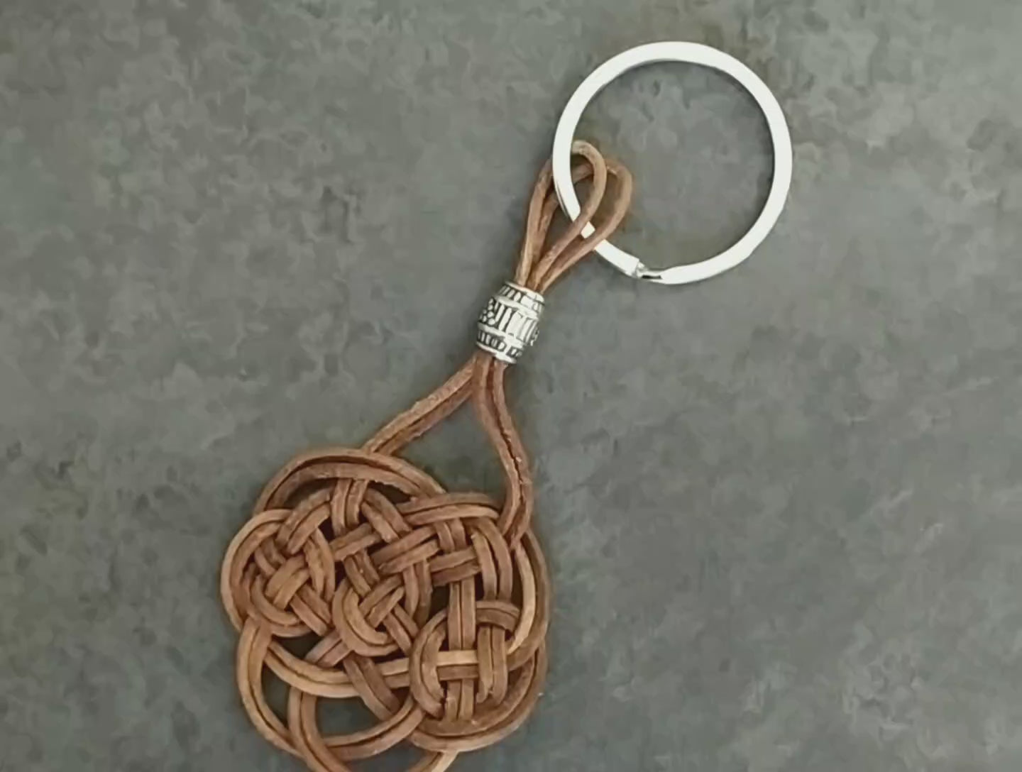 Llavero nudo celta en cuero crudo. Raquel Jiménez Artesanía