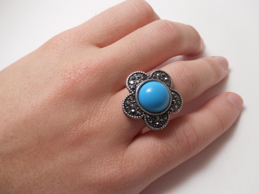 Anillo forma de margarita color azul turquesa. Raquel Jiménez Artesanía