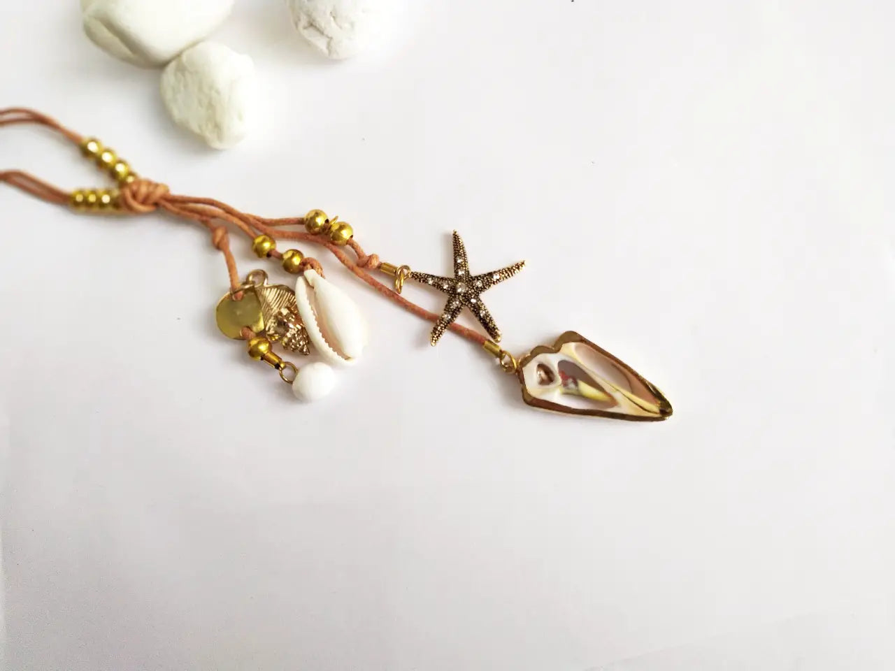 colgante ibicenco hippie con caracolas y nácar. Raquel Jimenez Artesanía