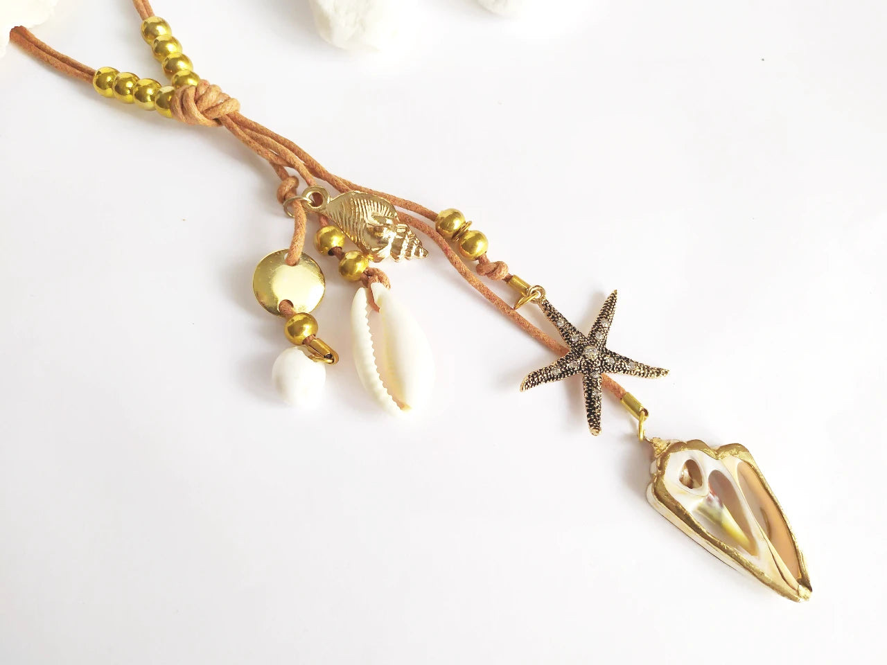 colgante ibicenco hippie con caracolas y nácar. Raquel Jimenez Artesanía