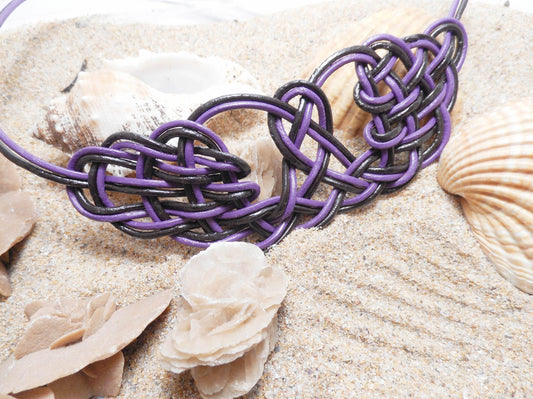 Collar con nudos de cuero trenzados a mano