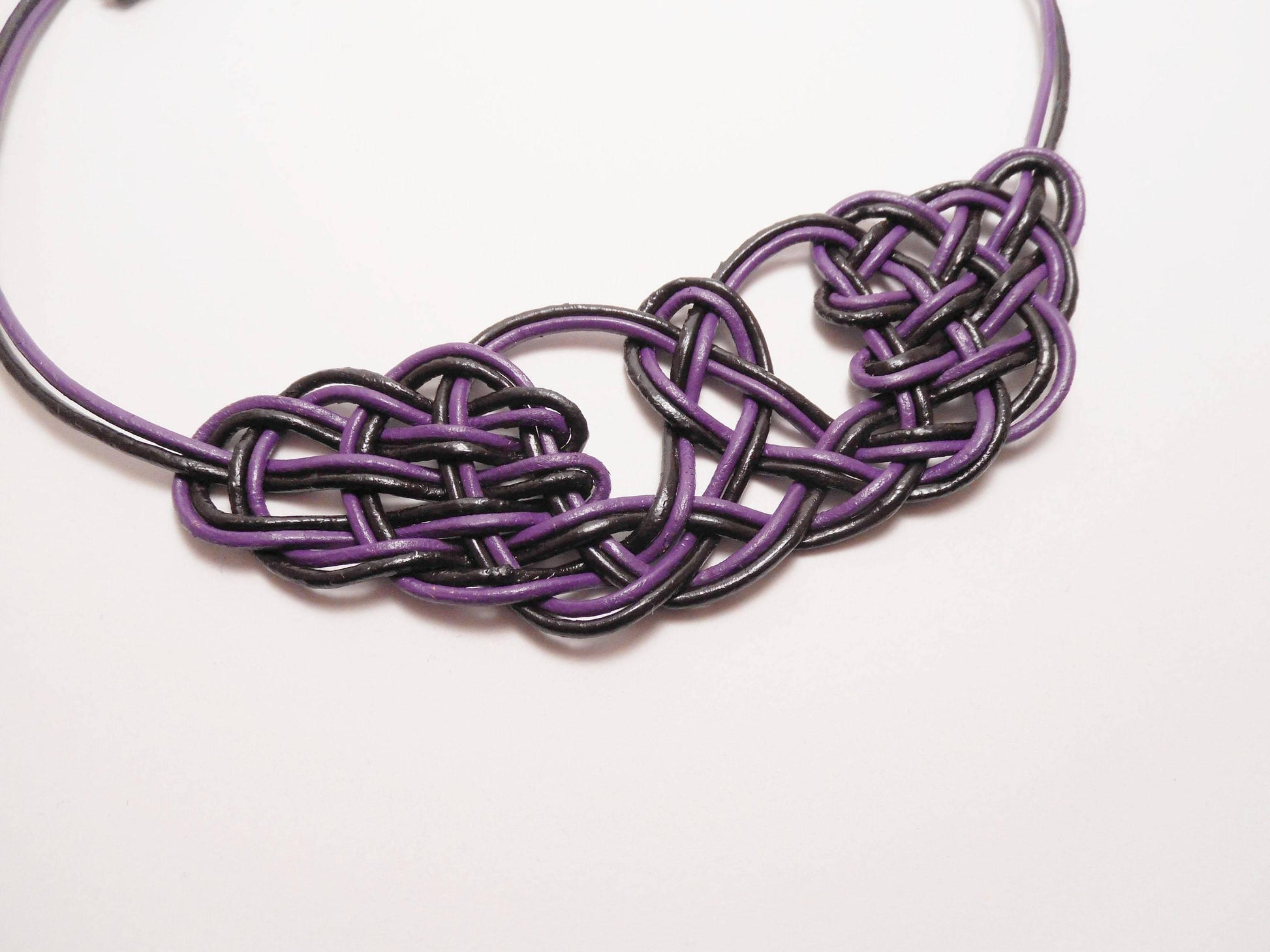 Collar con nudos de cuero trenzado celta