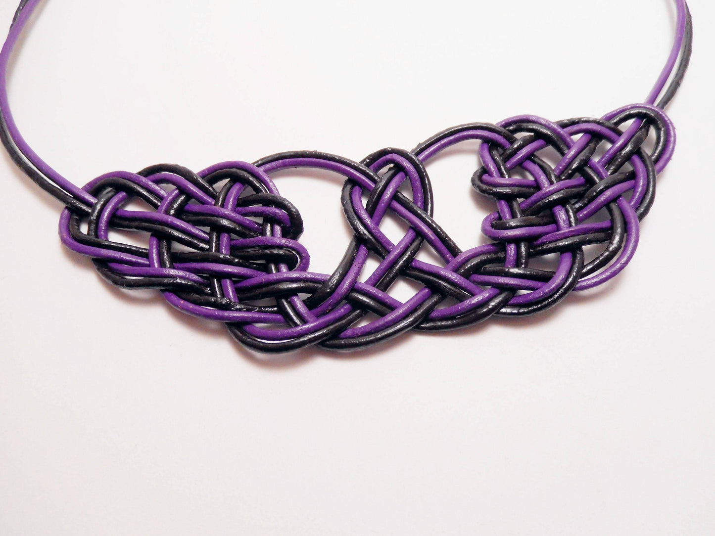 Collar con nudos de cuero trenzados marinero