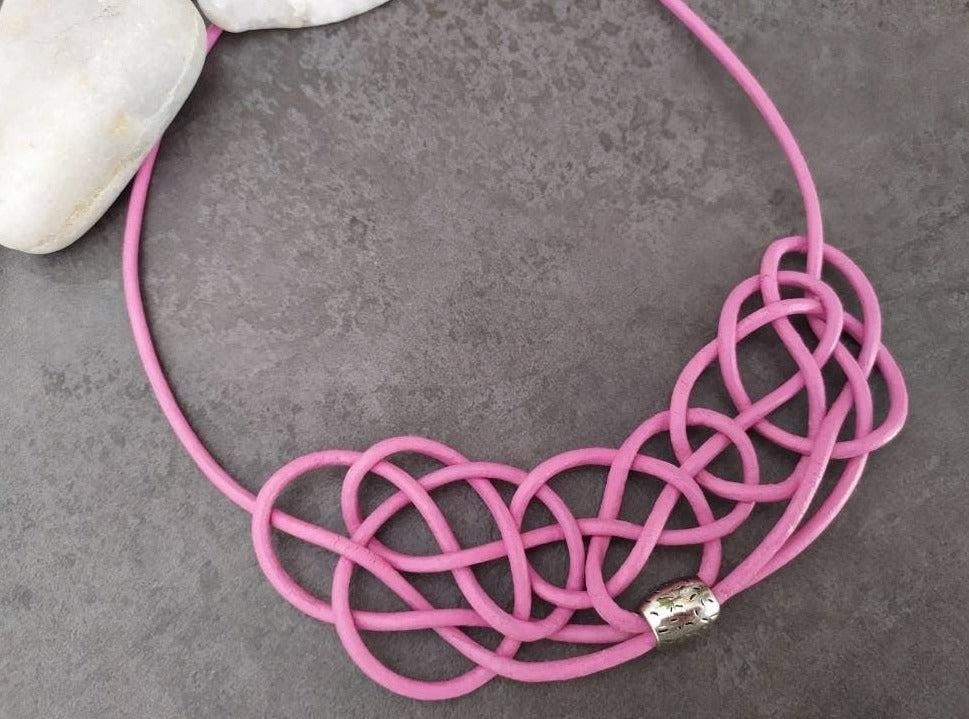 Collar contemporáneo en rosa