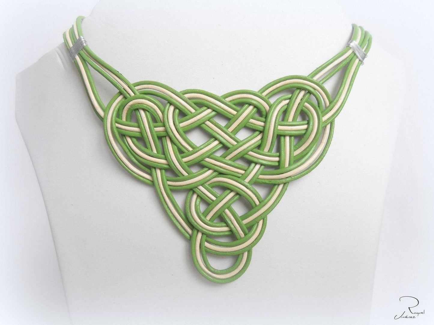 Collar de cuero con nudo celta