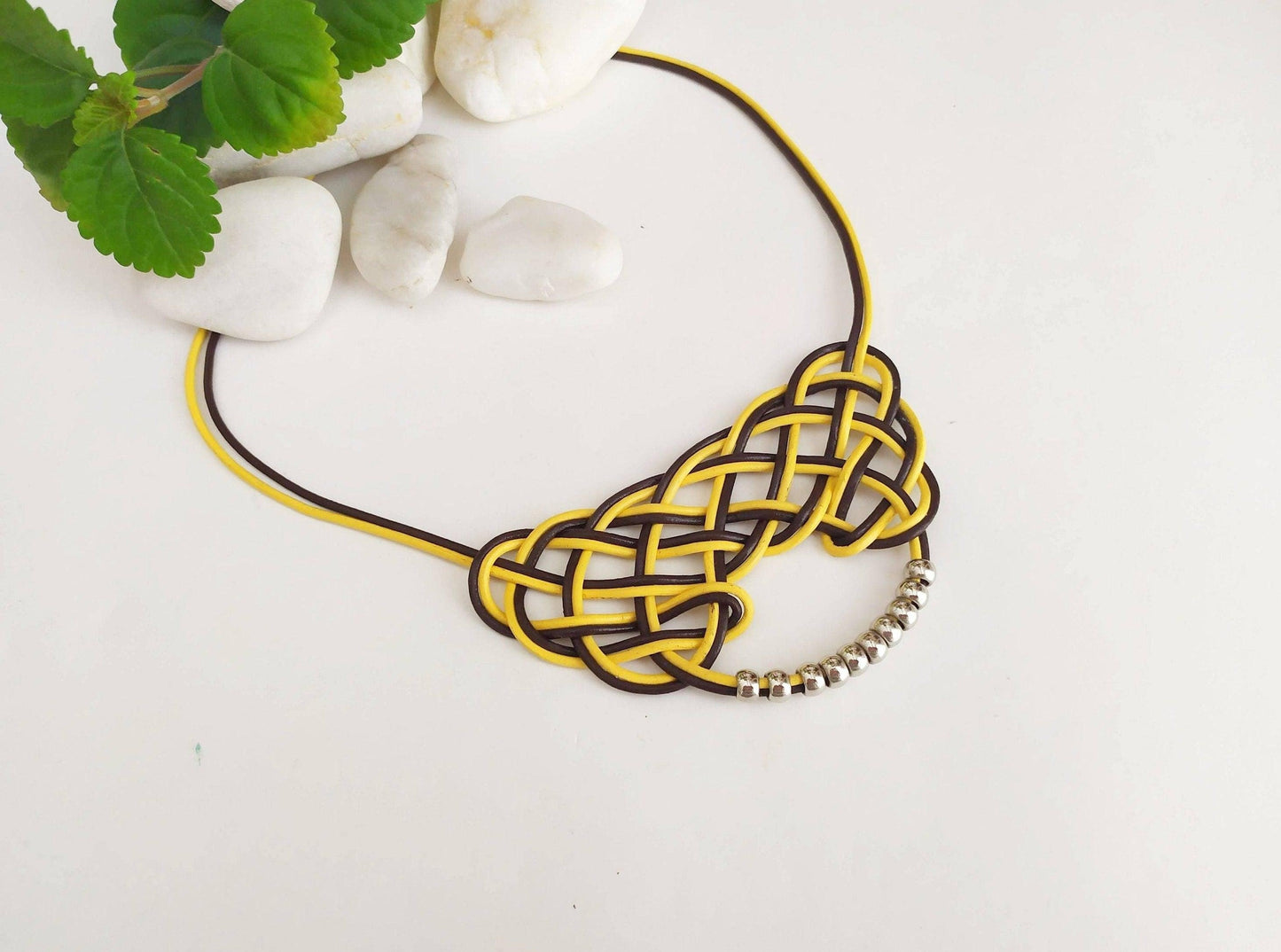 Collar de cuero con nudo celta amarillo mostaza y marrón