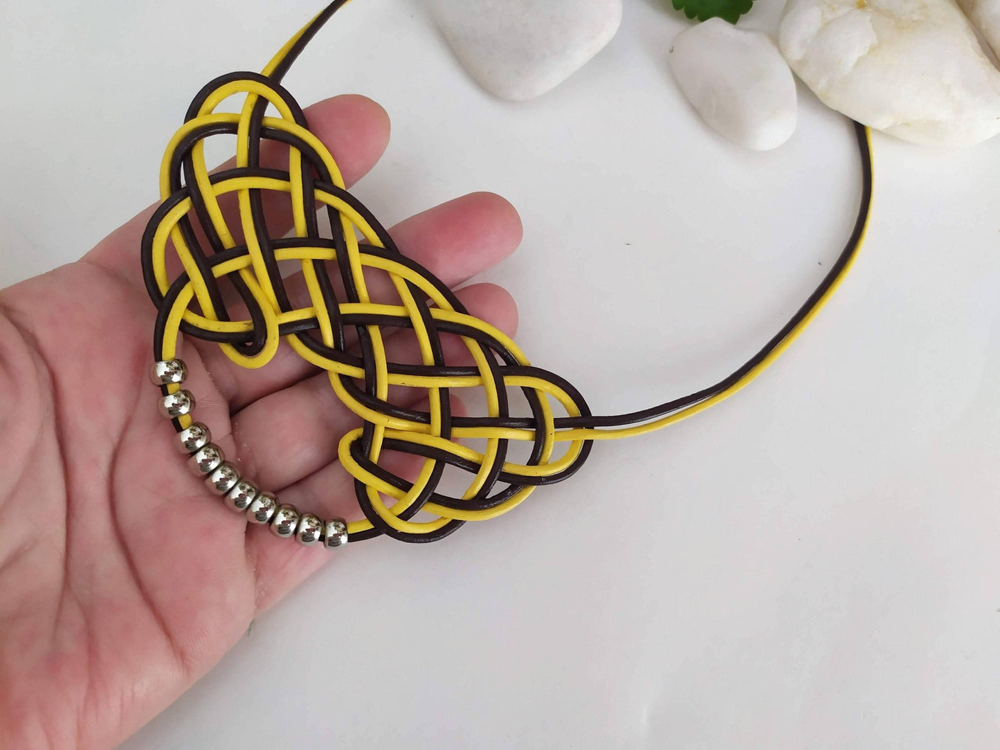 Collar de cuero con nudo celta amarillo mostaza. Raquel Jimenez Artesanía