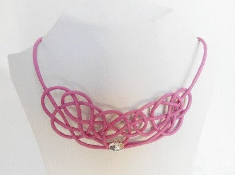 Collar de nudos celtas en rosa