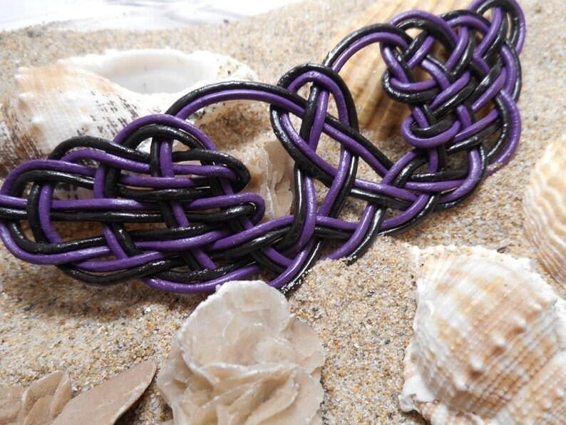 Collar con nudos celtas  de cuero