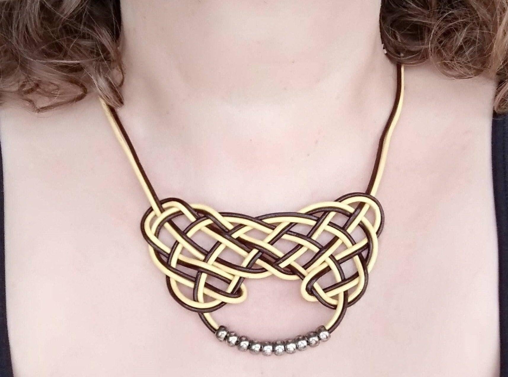 Collar de cuero con nudo celta