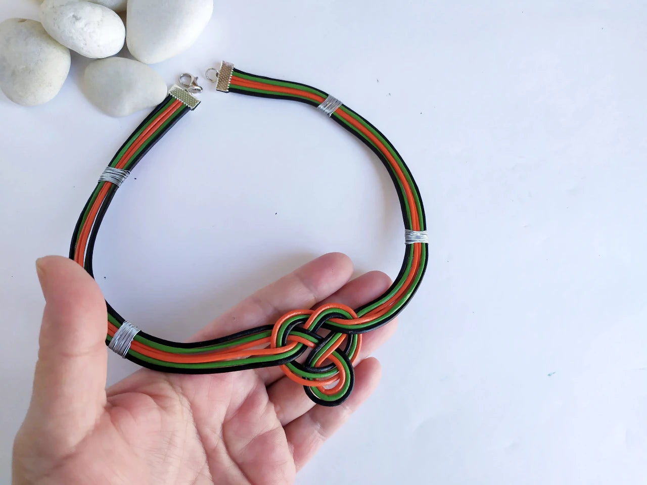 Collar de cuero con nudo celta irlandés. Raquel Jiménez Artesanía
