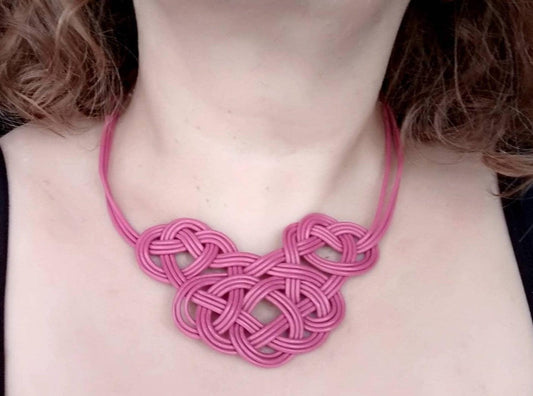 Collar de cuero con nudo celta trenzado para mujer.