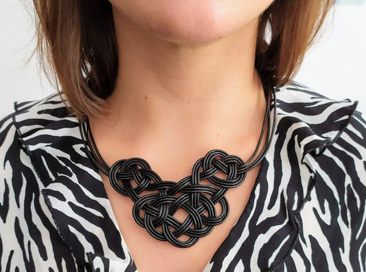 Collar de cuero con nudos estilo africano