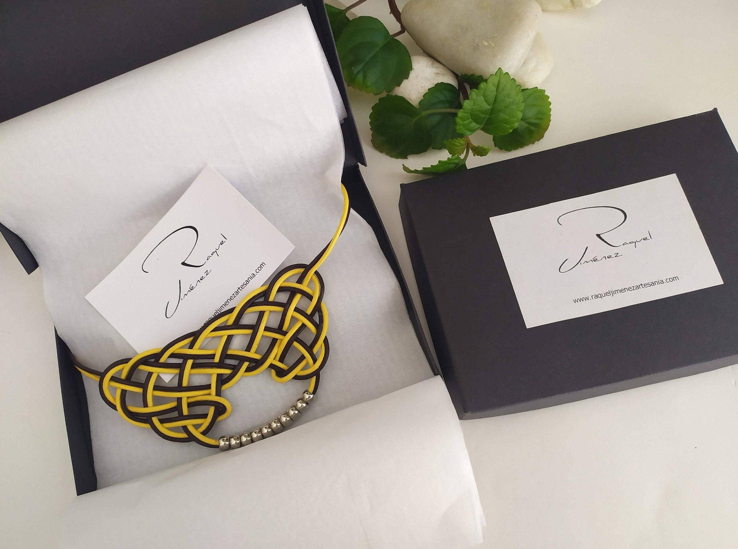 Collar de cuero con trenzado celta