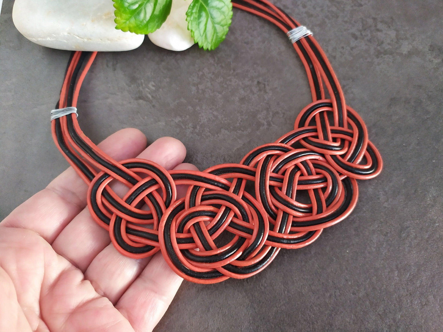 Collar de cuero rojo
