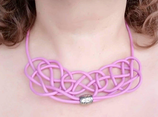 Collar de cuero rosa con nudos