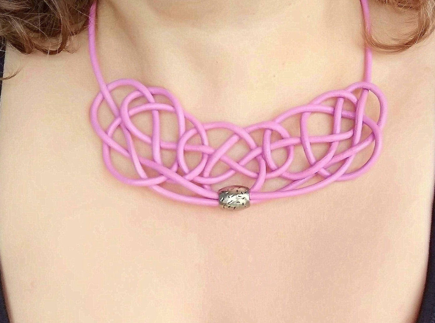 Collar de cuero rosa para mujer con nudos estilo contemporáneo