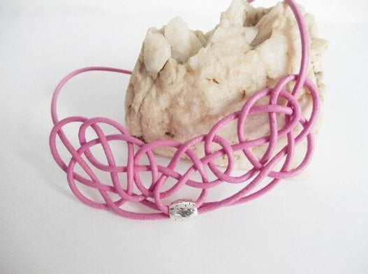 Collar estilo contemporáneo rosa