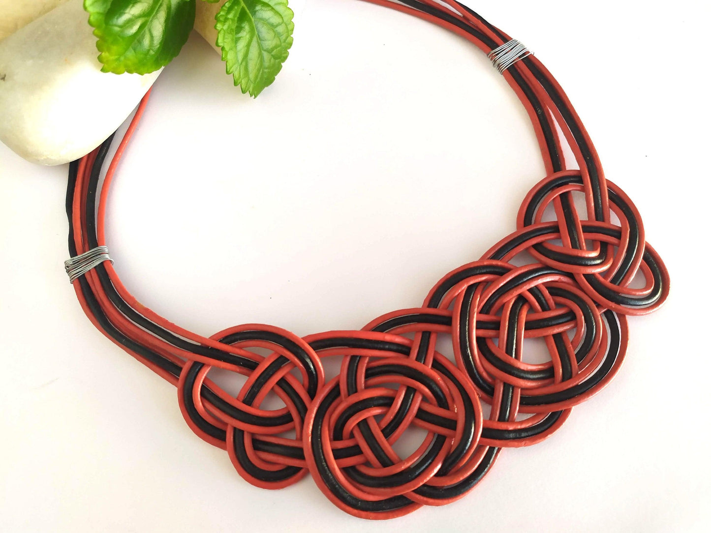 Collar de nudos cuero rojo y negro