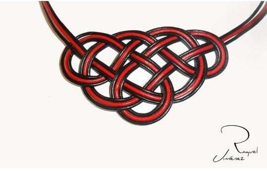 Collar de nudos celtas en cuero rojo y negro