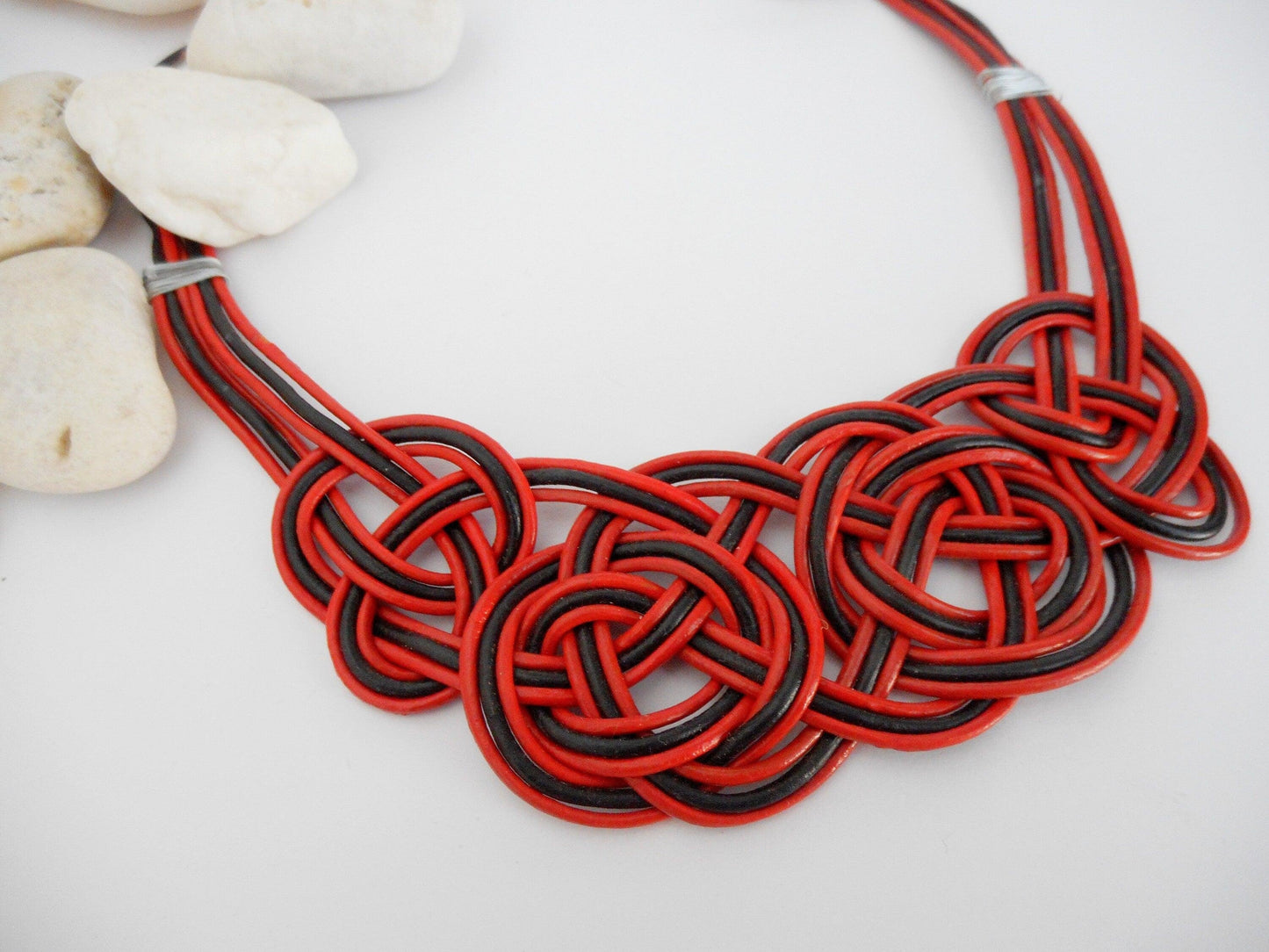 Collar nudos celtas de cuero rojo y negro