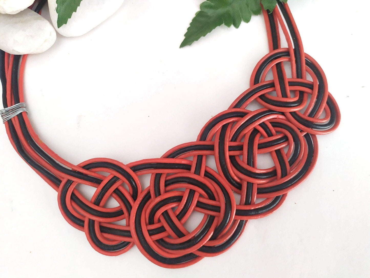 Collar nudos rojos y negros
