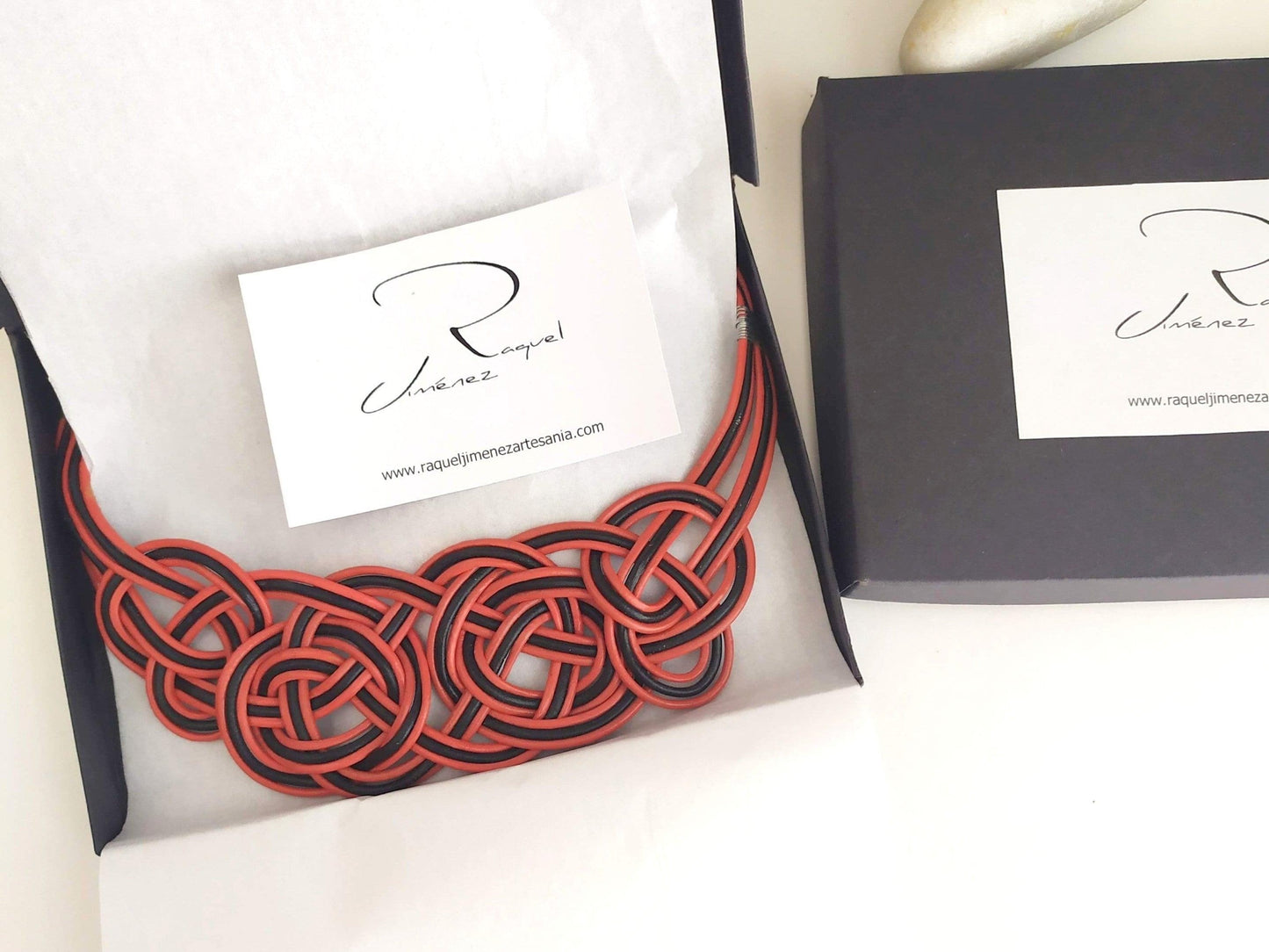 Collar rojo y negro de nudos celtas