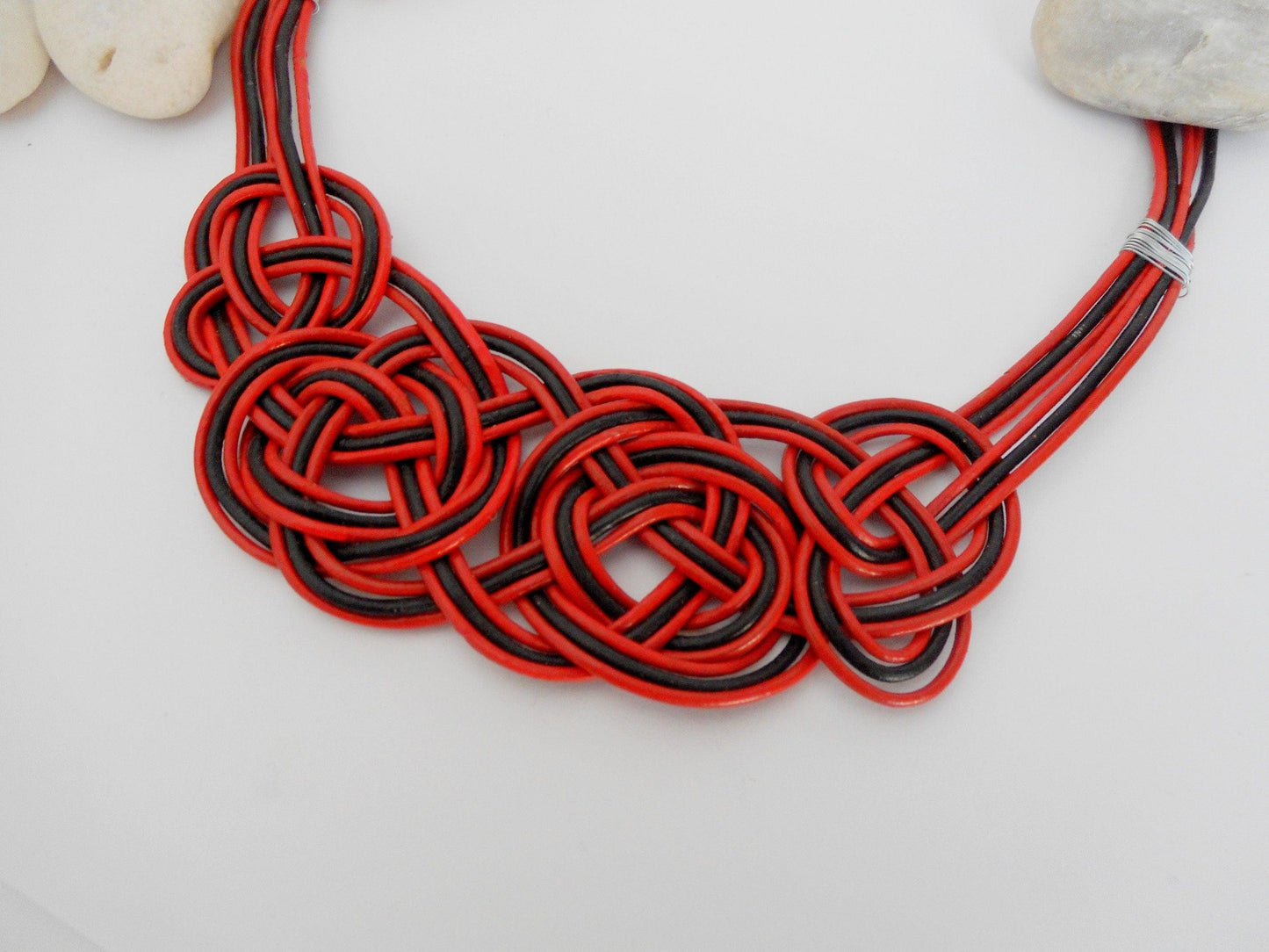 Collar rojo y negro nudo celta de cuero