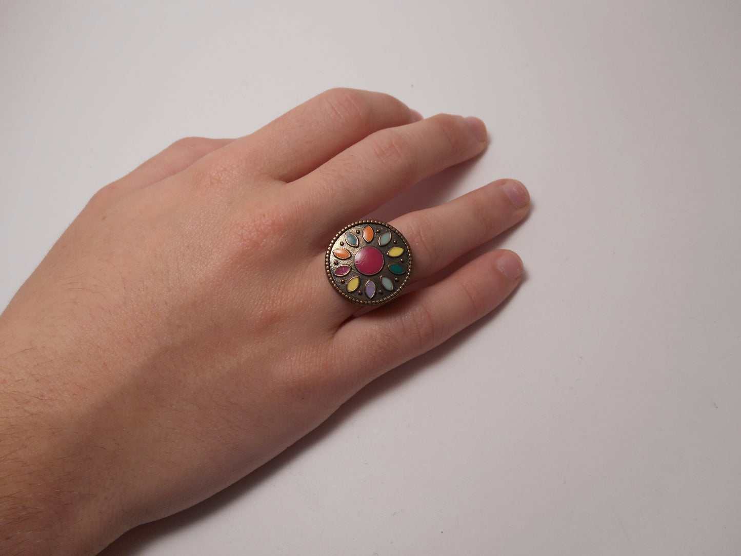 anillo ajustable color bronce con colores del arco iris. Anillo caleidoscopio