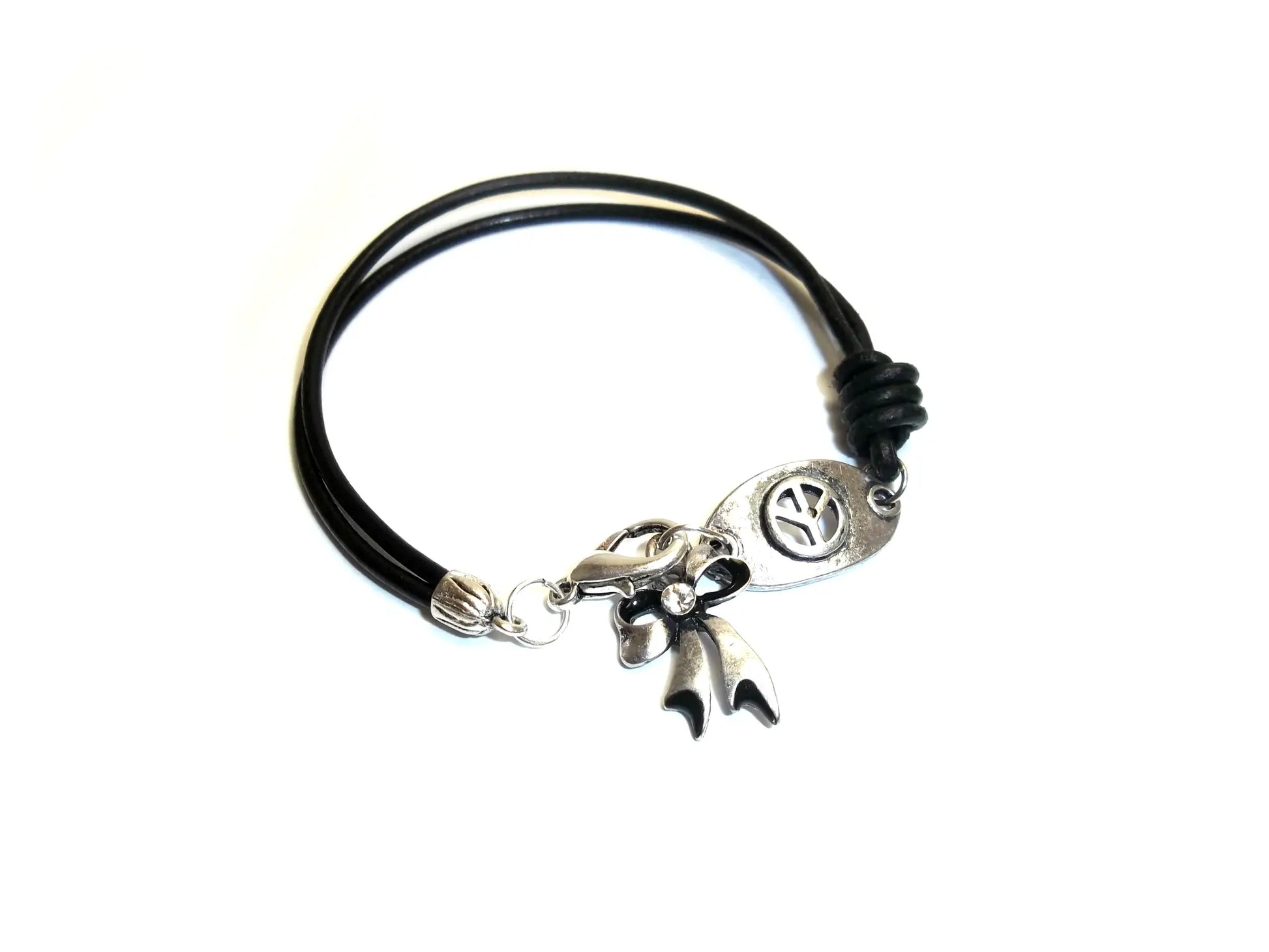 pulsera de cuero estilo hippie con simbolo de la paz . Raquel Jimenez Artesanía