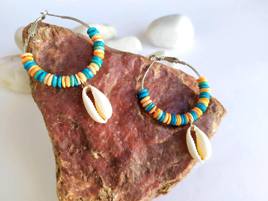 Pendientes aros  con caracolas marinas y nácar turquesa y coral