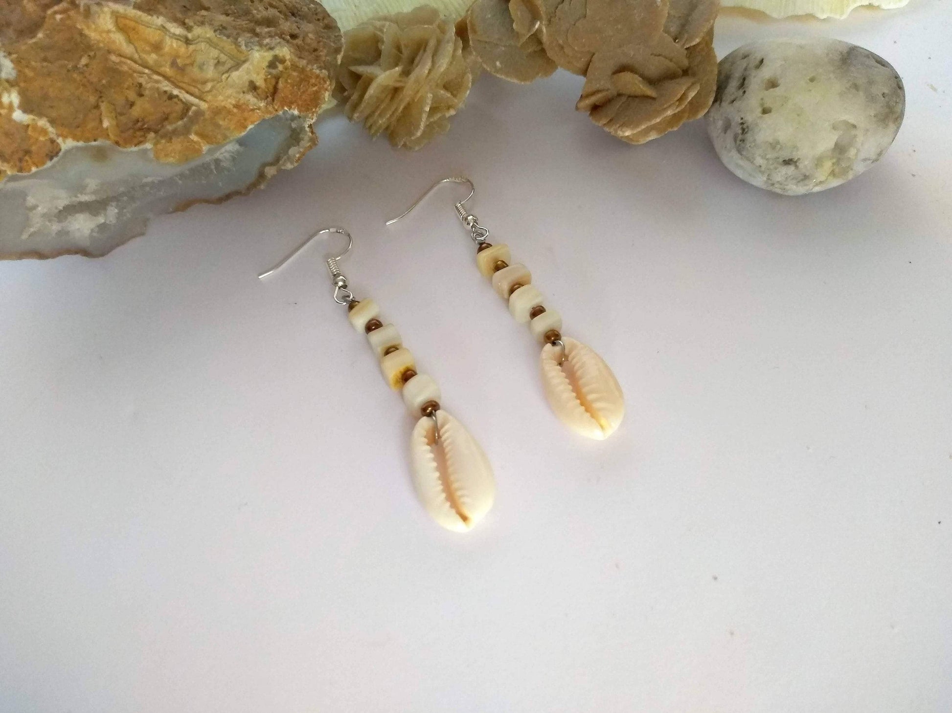 Pendientes con conchas marinas y nácar, pendientes de plata con caracolas marinas, pendientes de nácar y plata, pendientes conchas marinas