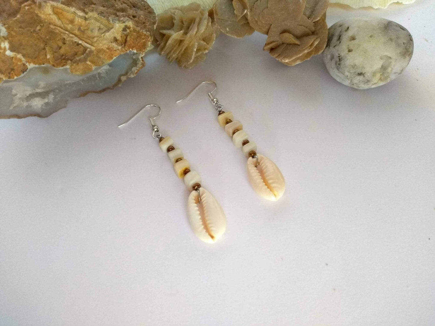 Pendientes con conchas marinas y nácar, pendientes de plata con caracolas marinas, pendientes de nácar y plata, pendientes conchas marinas