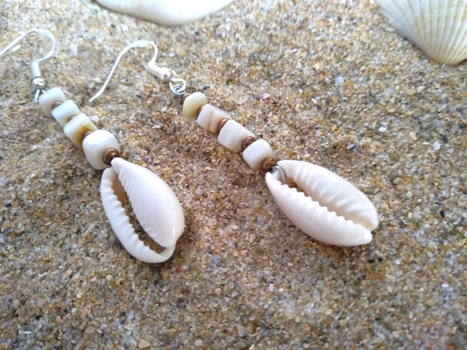 Pendientes con conchas marinas y nácar, pendientes de plata con caracolas marinas, pendientes de nácar y plata, pendientes conchas marinas